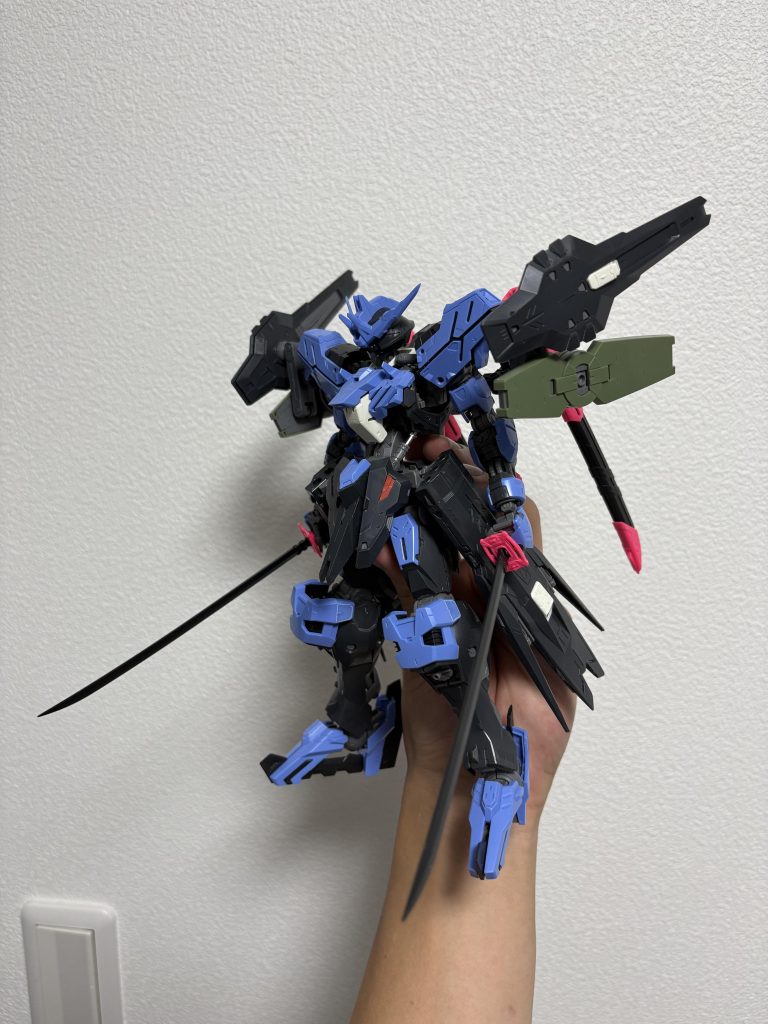 塗装前です。シールドにはフルメカニクスのグレイズ、刀はガンダムベースのMGアストレイから強奪してます。それらの取り付けジョイントはガンプラバトルアームズから