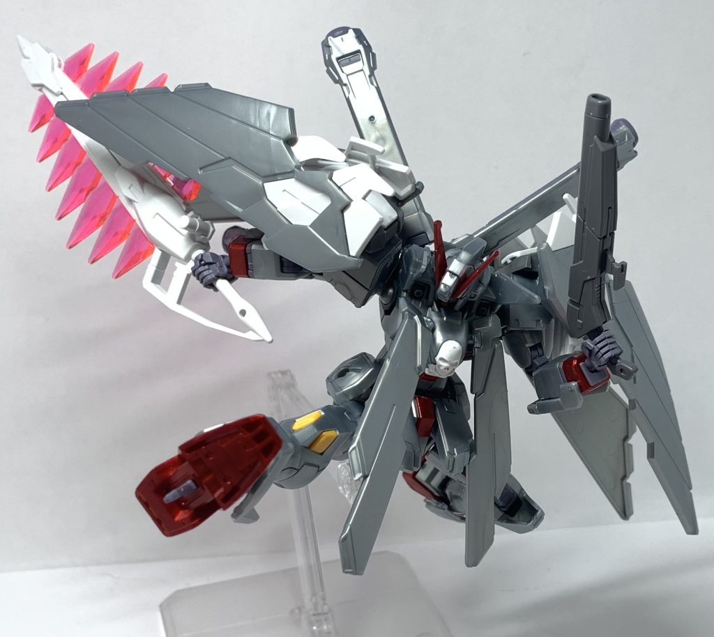 クロスボーンガンダムの基本的な武装は変わらず付いています。