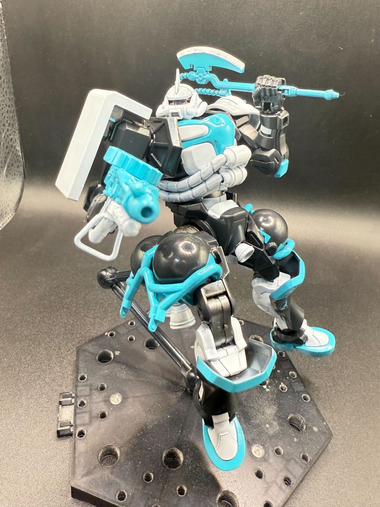 マシンガンとヒートホークも塗装。マシンガンはよくわからない板を切り飛ばして真鍮線でバイポット作成。モノアイも3Dプリンターでディテールアップパーツ印刷して置き換え。ちゃんと青だけど影になって全然見えない。…最近出たガンプラって本体に武器ラック無くて武装懸架出来ないのちょっと寂しい。