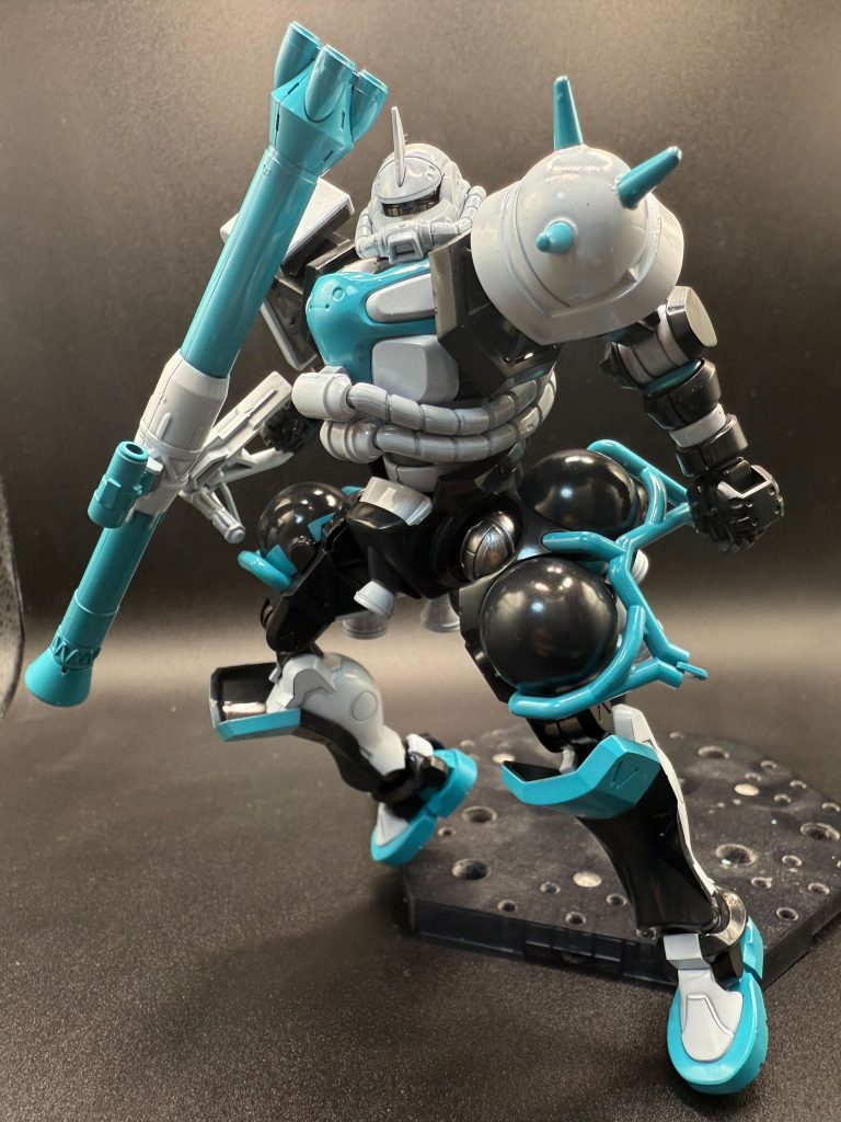 バズーカもたせて。テカテカなのは塗膜保護で光沢吹いたから。デカール貼りも墨入れもしてないです。