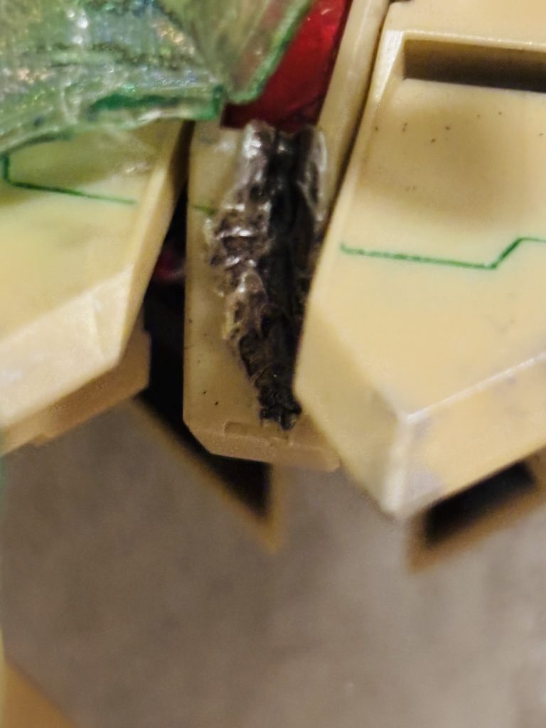 劇中でサザビーに切られた股関節部分も、ハンダでダメージ加工ちなみに墨入れもクリアグリーンを入れサイコフレーム発光をイメージしてみました