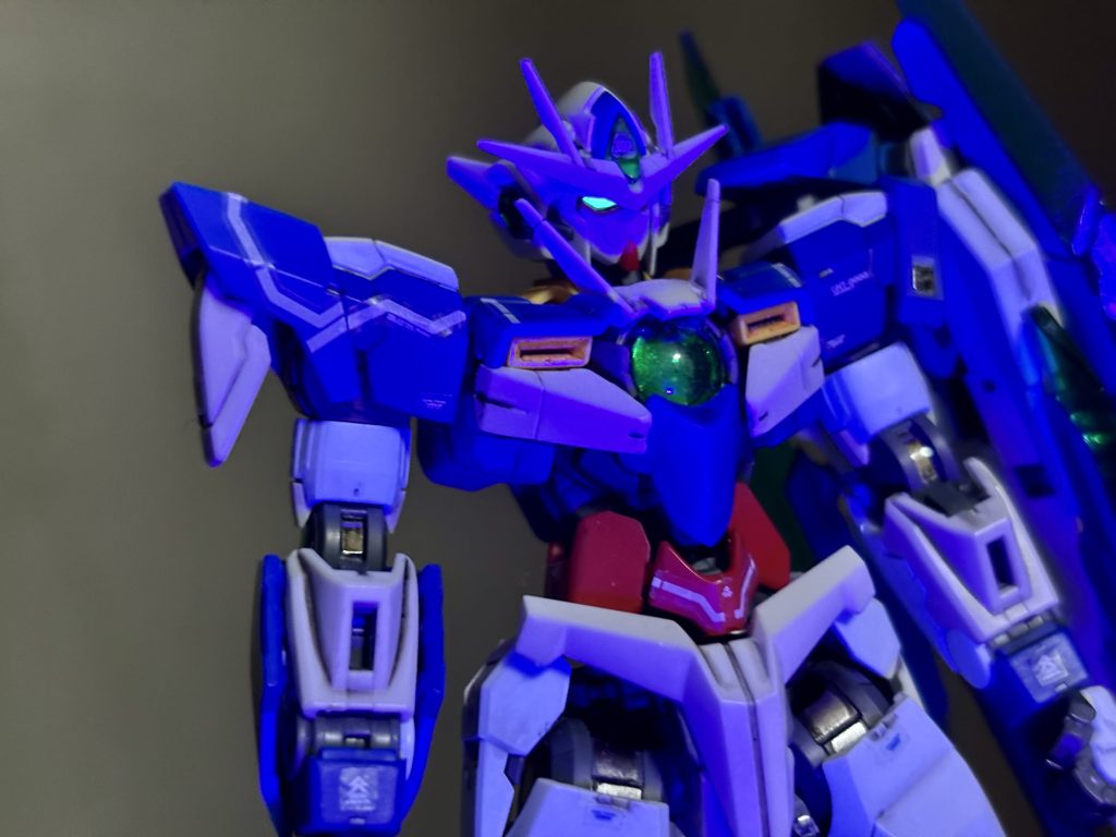 ピコーン✨モノアイを蛍光塗料で塗ったので光らせました🤩