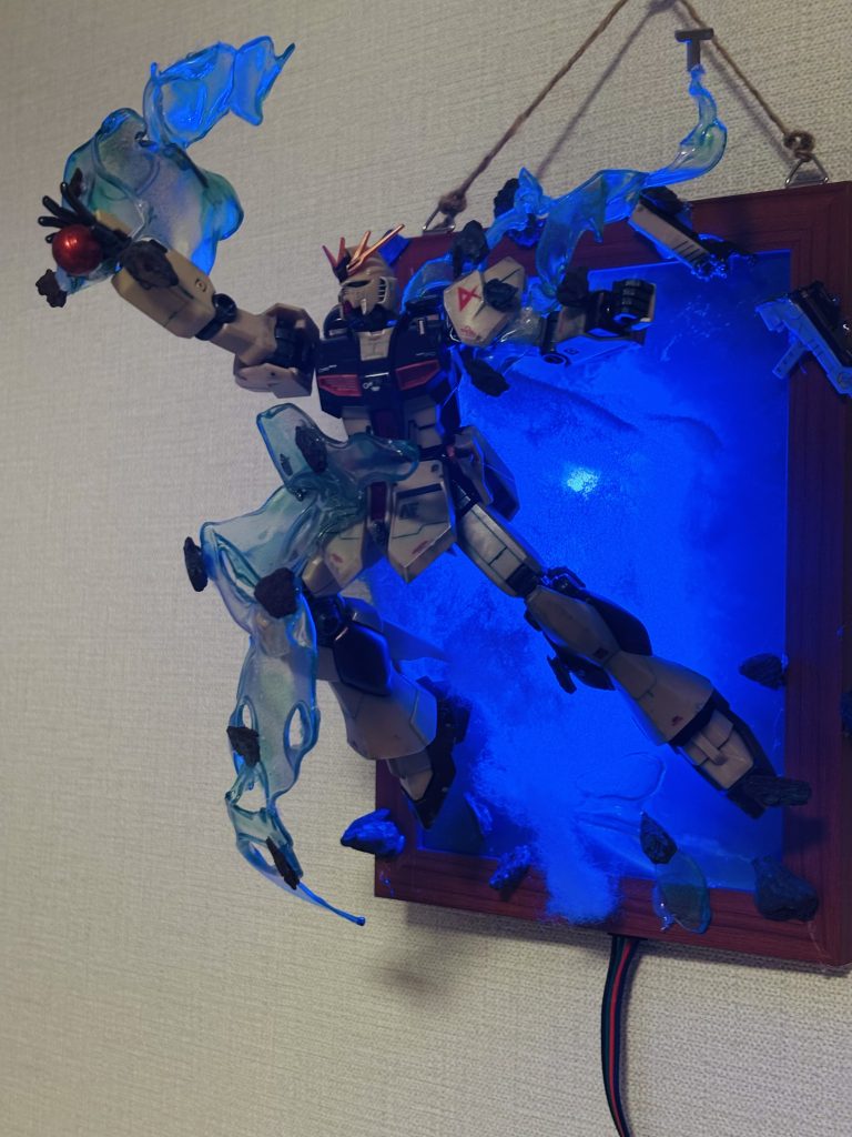 サイコフレームエフェクトはプラ板炙りに初挑戦。ところどころ炙りすぎて穴あきすぎました💦クリアグリーンとガンダムマーカーホロイエローで塗装してます