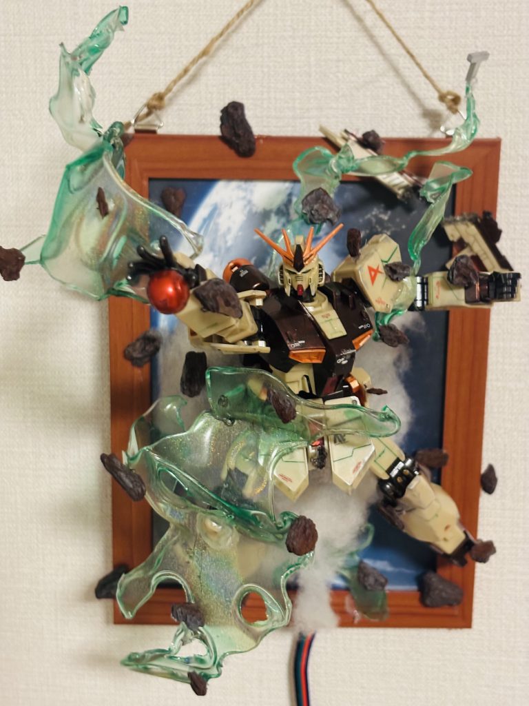 アクシズを作ろうとも思ったのですが、背中向きになってせっかくのニューガンダムの顔を見れないのは勿体無いので今からシャアをアクシズに押し付けるイメージにしましたアクシズの破片を散りばめてみたものの、見方によってはチョコチップに見えなくもない笑