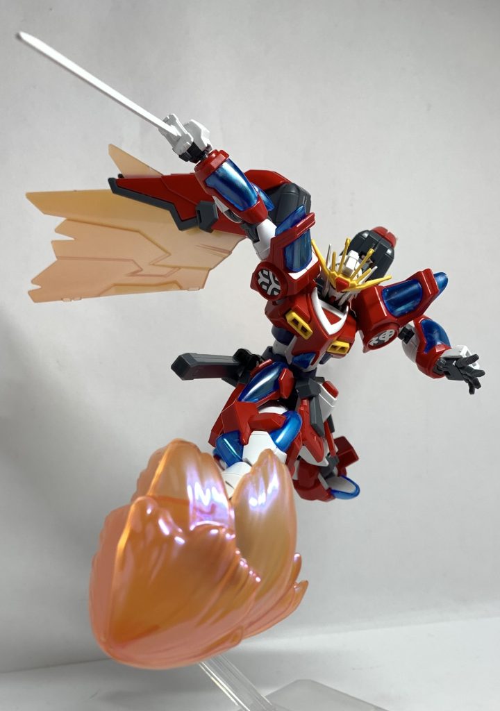 キックポージングでエフェクトパーツが偏光処理されているため光に照らされた部分の色が変わるなど新しい試みが施されています。