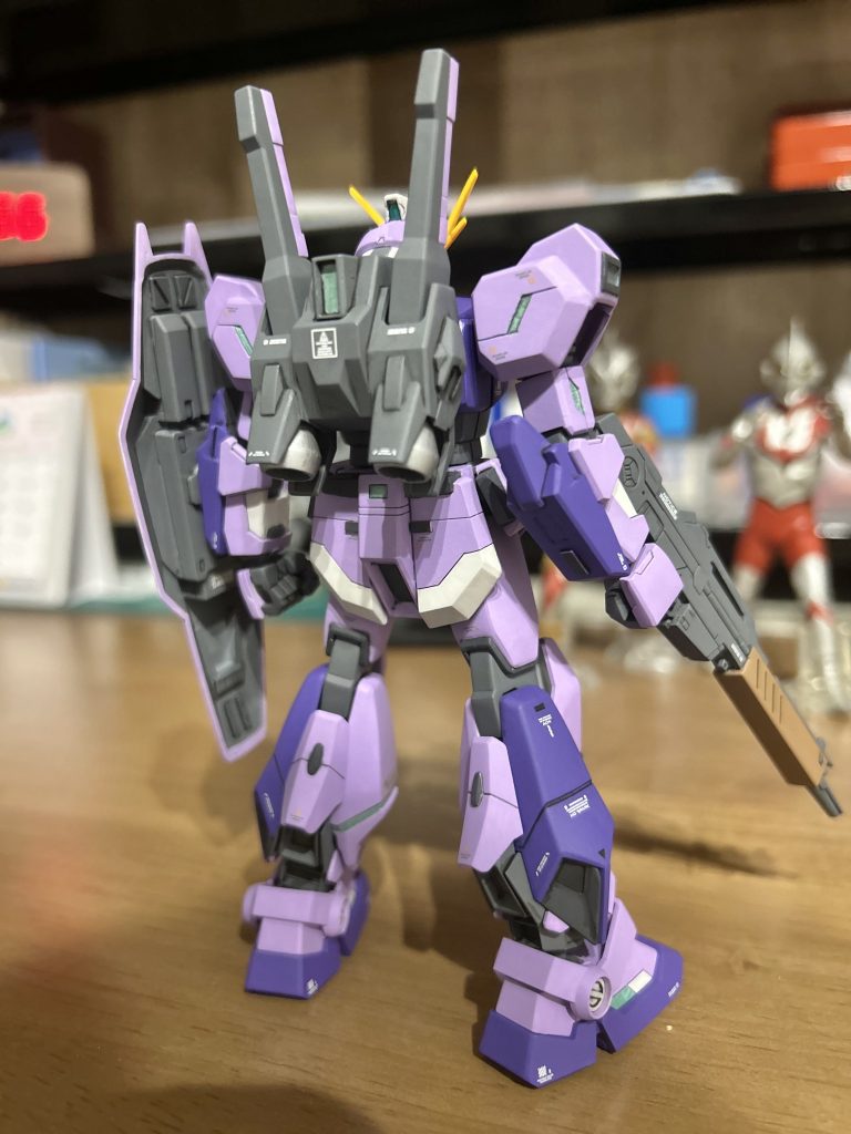 シールドジョイント部分をネオジム磁石して機体に寄せるように修正各部装甲にサイコフレームのディテール追加腕部やバックパックの合わせ目消しライフルをリガズィカスタムのビームライフルカラーを参考にアレンジ