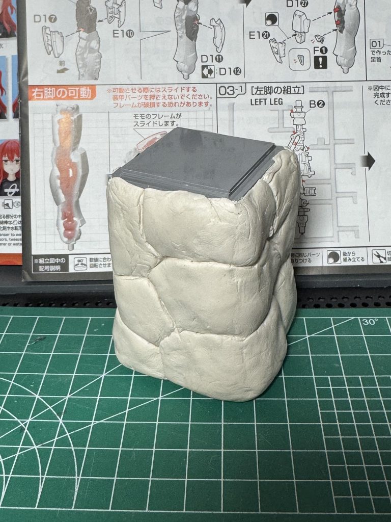 台座はプラ板で箱を作ってから周りに石粉粘土で岩を重ねたような造形を作りました。岩っぽい形作るのは難しかったです😅