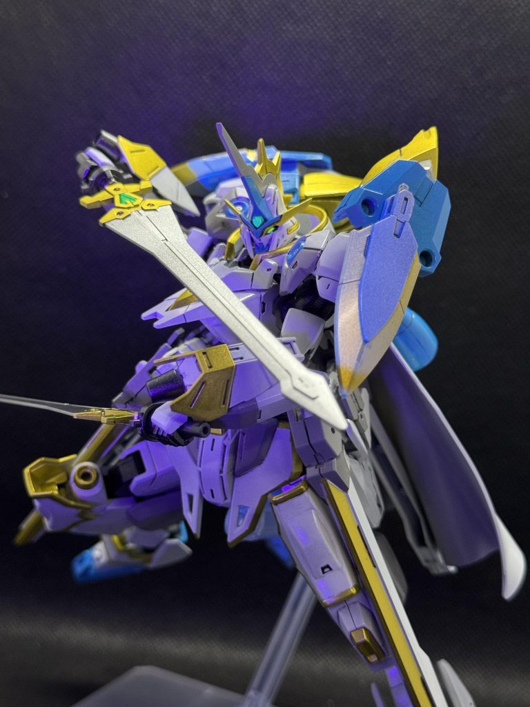 最後まで見ていただきありがとうございました友人にプレゼントする用で全身の装備を一つにまとめてデカい剣にする様なガンプラが好みと聞いて詰め込めるだけ詰め込んでみました本体のブルーがブラックライトに少し反応して発光が弱く見えちゃったのは失敗…でも金のラインは上手く塗り分けできたので満足！