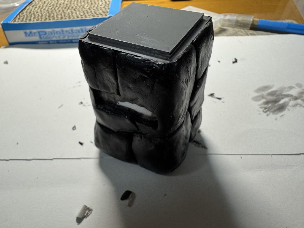 上の板は大理石のイメージでちょっとキレイめに艶有りに塗装。周りの岩は適当に絵の具でまだらに塗りつぶしていきました。