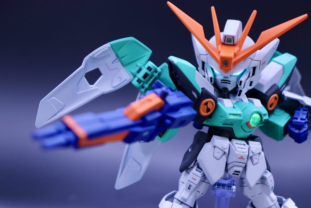 ライフル構えポーズ羽を広げるとボリューム増しますね