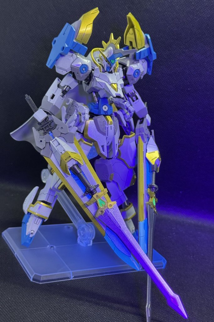 目、センサー類、武器はブラックライトで発光