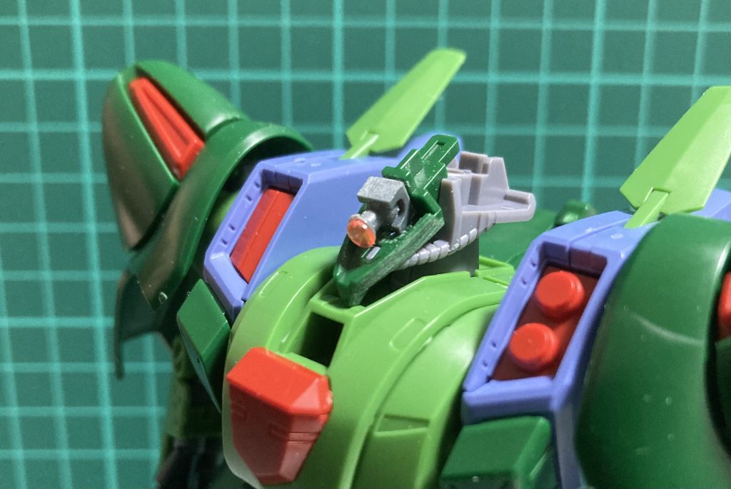 ボールデンアームズ付属のジョイントパーツでモノアイの可動化を行っています。