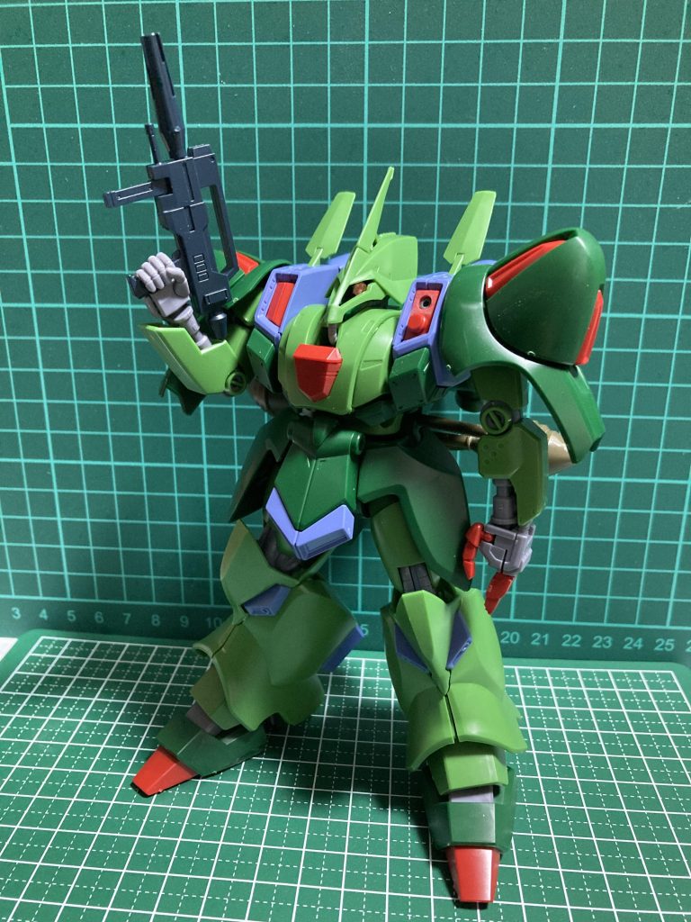 武装の変更、モノアイの可動化、一部モールドの彫り直しを行いました。合わせ目がほとんど出ない＝パーツが多くなる。のが塗装派モデラーの悩ましポイントですね。