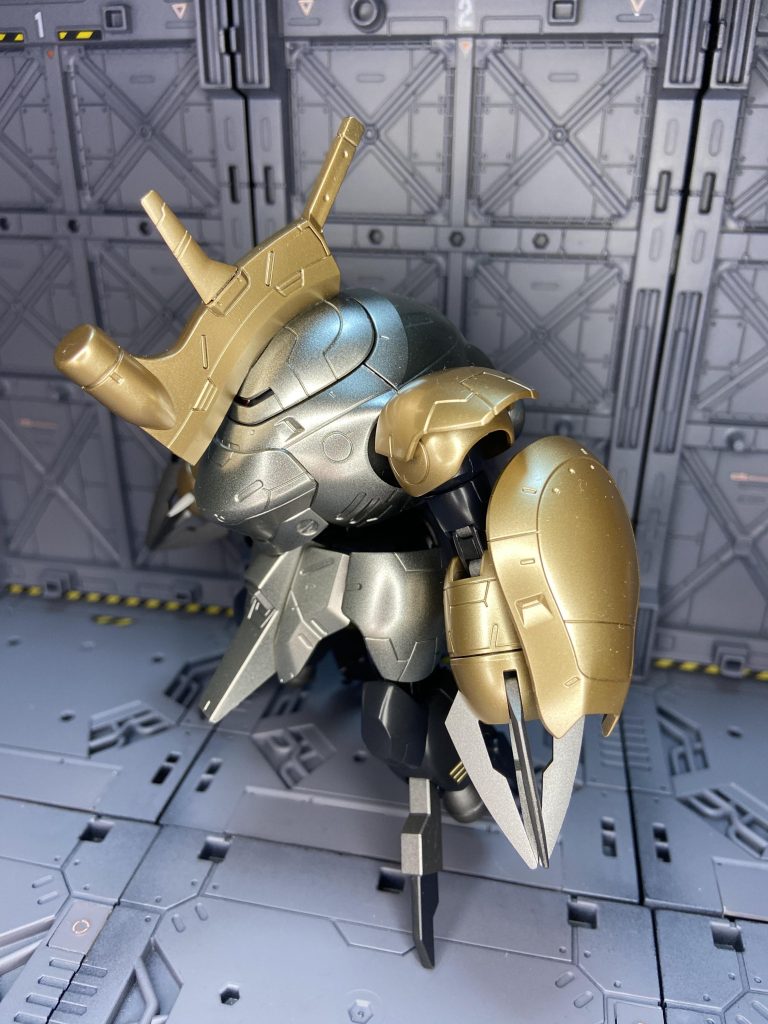 余剰パーツ扱いのハンマーチョッパーを王冠(鶏冠)に見立てて取り付け。