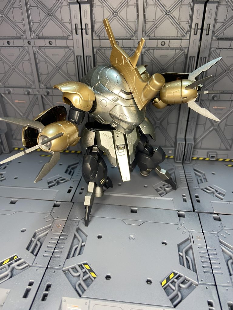 肩にも余剰パーツの腰サイドアーマーを裏側の取り付け部分を削り落として接着。