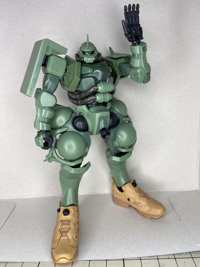 作品名：ポップザク(GQ)<p>軍警ザク発売時に「足がスニーカーみたい」ってよく言われてた(と思う)からガチャのミニチュアスニーカー履かせてみた。ちょっとデカいが以外と似合う。</p>
