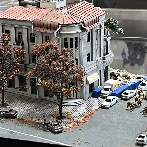 次回作の参考資料見てましたら追加加工したくなりました。キリがない…😅ピンバイス使用。それと道路脇の落ち葉を増量。溜まりやすそうな所に溜め込みました。（4枚目）