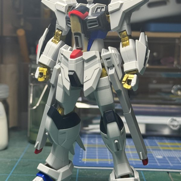 上半身の形状をパテで変更。市販パーツ組み合わせてディテールもそれっぽく出来たかと。（2枚目）