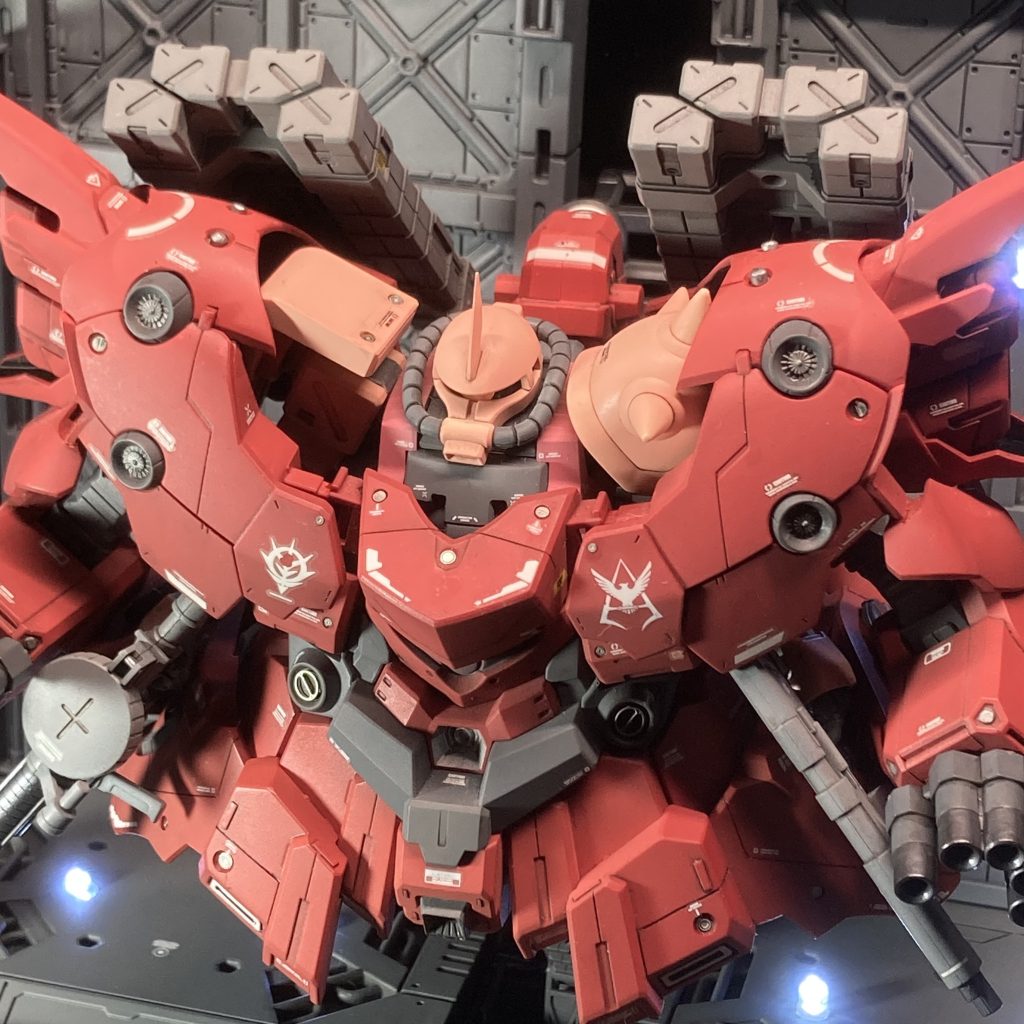 専用強化外殻「ジオング」の設計が完成し、いよいよ建造が始まったばかりの頃、事件は起こった。ガルマ・ザビ大佐の戦死である。この責任を追求されシャアは失脚、それに伴い「赤い彗星のシャア」あってこその強化外殻「ジオング」の建造も当然、中止となってしまった。