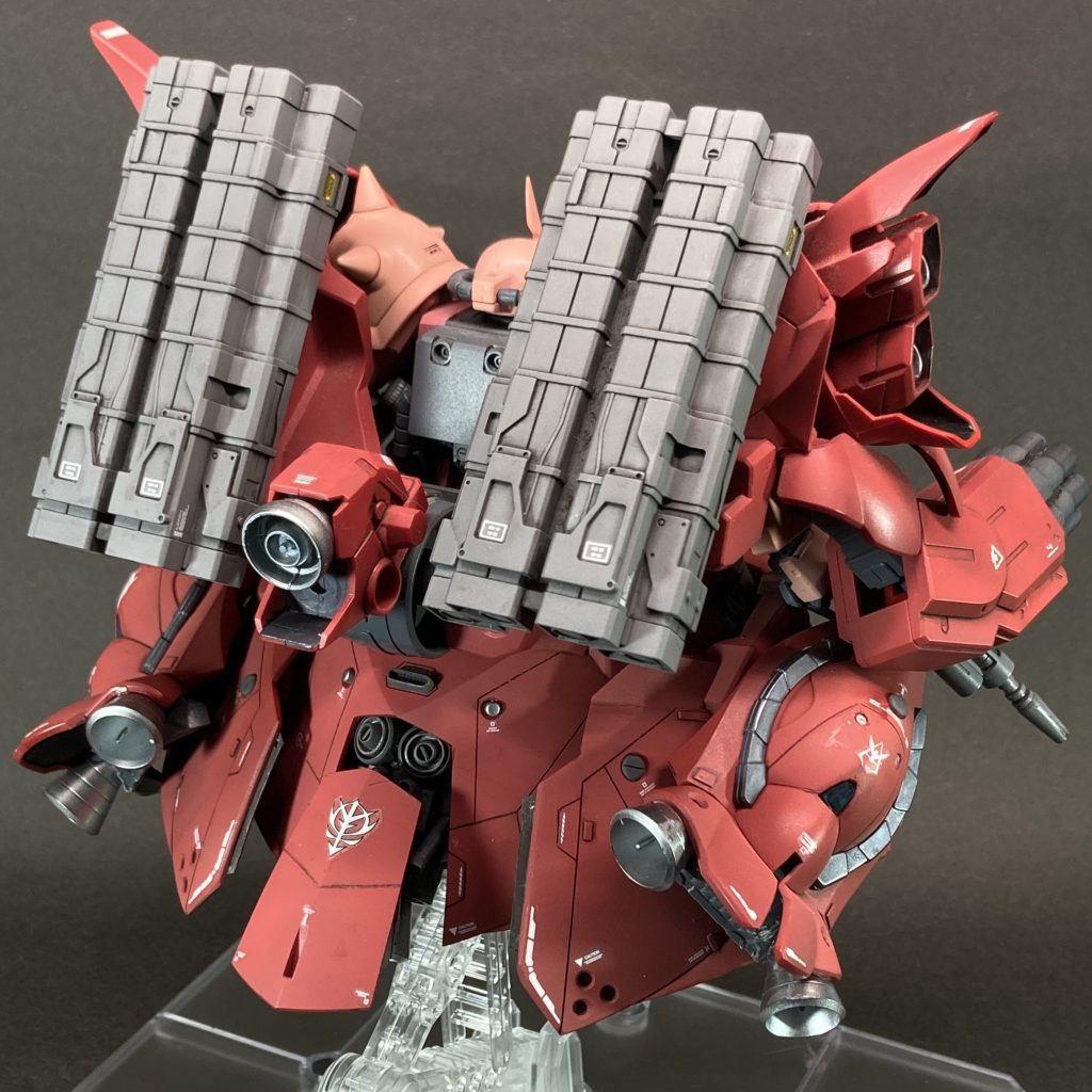 スカートはSDキットだけにサイズが小さく、特に後ろ側はあっさりしています。そこで、同キットのスカートをもうひとつ中古ショップで見つけてきて、それを切り分けて、元のスカートの上に貼り付けていくことで、ボリュームアップと二重構造的なディテールを追加することを試みました。 背中の対艦ミサイルランチャーはコトブキヤのMSGです。 その他には全体的にスジ彫り、金属パーツ、プラ材などでティテールを追加しています。