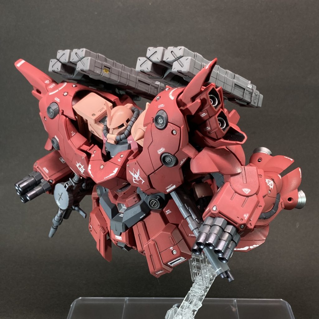 ここからは製作について・・・ シャア専用ザクにはHGのザクⅡF2を、外殻にはSDガンダムのネオ・ジオングを1/144のつもりで使用しました。 ザクを収納するために、ネオジオングの上部は大きく切り欠きました。また、ザクの頭だけでなく、胸や肩まで見えたほうが「ザクが入ってる感」を強調できるかな?と考えてデザインしました。肩も大きく切り欠いて、SDシナンジュのバックパックバーニアを取り付けました。 機体色は1色だとザクが埋もれてしまいそうなので、ザクの配色を思い切って明るめに振りました。