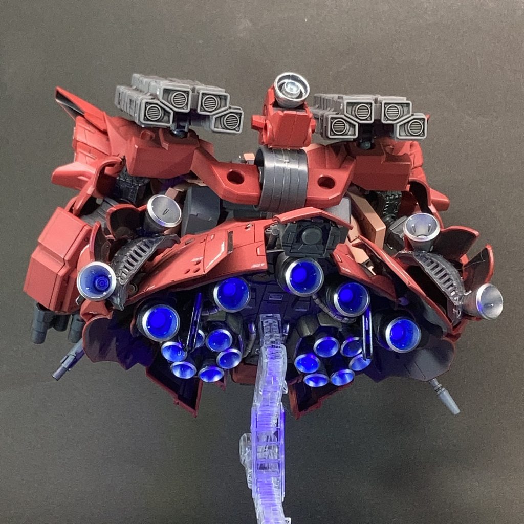 後方から。スカートの中は注目される場所なので(←言い方よくないぞ)、計22個あるバーニアをコトブキヤのMSGに置き換えました。ちなみに、5セット買いました。金属製でやったら大変な額になりますね。バーニアの内側には蛍光ブルーを吹いています。