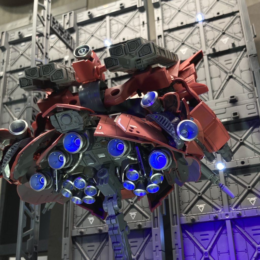 かくして、機体は完成することなく、〔初期プラン〕として設計図だけが残った強化外殻「ジオング」は、もし完成していたら、「通常3倍」どころではない加速力、機動力を持ったであろうことは、スカート下のおびただしいバーニアの数からも想像できる。 また、両腕のロケット砲(当時はビーム兵器が未完成)に加え、背部に大型対艦ミサイルランチャーまでも装備し、その攻撃力も当時としては破格のものだったと言えるだろう。