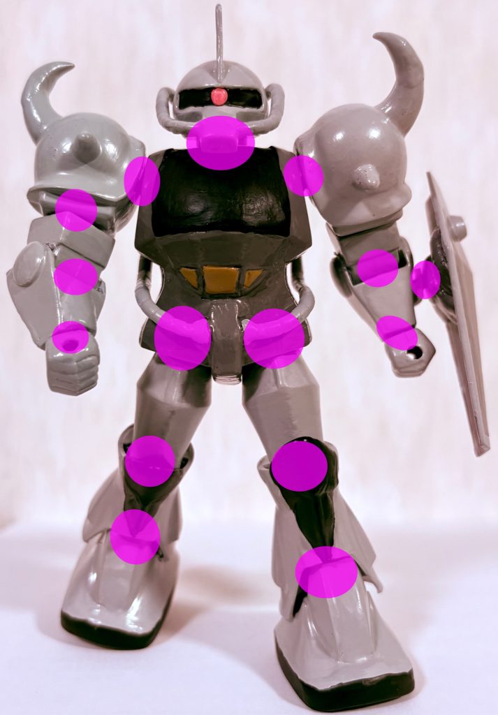 紫の印が付いているのが可動箇所で、(シールドのジョイントも含む)全部で15カ所が可動する。うち首・肩・股関節・足はボールジョイントである(zaku-kao5)シールド用のジョイントパーツは30MFシリーズのリーベルファイターの余っていたジョイントを流用した。