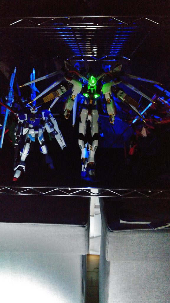 明るいと電飾が目立たないので暗くして撮影してみました。