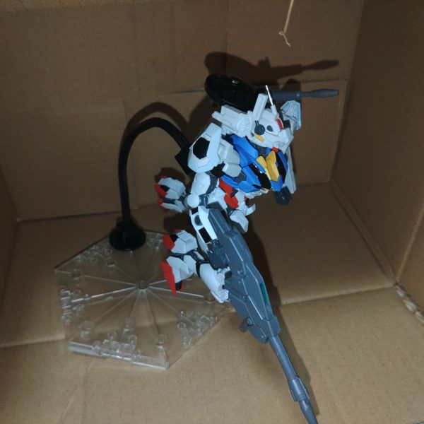 初投稿になります…画質は明後日の方向でお粗末ではございますが紹介していきます。機体制作の経緯としてペイルライダーが好きなので水星の世界のペイルライダーみたいな機体を作ってみようという感じで始まりました。エアリアル自体はほぼそのままで頭にレヴィニクスのヘッドパーツとランナーに針金を接着させたものを装着しています。肩と盾と足の１部はルブリス、バックパックとピストルはレヴィニクス、バックパックの黒い物（見えにくいですね…）は30mmのオプションパーツ、ビームライフルとビームキャノンはハインドリー・シュトルム、太もものビームサーベルはエールストライカーパック？を流用しております。個人的な設定としてはクワイエット・ゼロなどの一件の後、エアリアルのスペック、が明らかにされたことやオーバーライドの確認し、対GUNDの抜本的な対策を考える必要があると判断され、この機体が発明された。従来の方法ではジャミングによって機能を停止させる物だったがデータストームという｢大量な情報のフィードバック｣という事象に着目し、｢逆に情報を流して自壊を誘う｣という構想の元、エアリアルのスペックや他の会社の協力、更には強化人士の死体から得たデータを元に作られた。目玉はバックパックの円盤型の装置で、これを使用することによって様々な回線で情報を流して自壊を誘う事と広範囲の索敵を行う、また頭にはエアリアルの戦闘データや強化人士の死体の脳から取ったデータを使ってエリクトを擬似的に再現したAIを搭載し一定時間HADESやNT-Dのような状態になるという設定です。武装はビームライフル（ハインドリー社のものを高精度にしたもの）　　　　　　　シールド（ビームが打てたり一定時間であればIフィールドが出せる）　　　　ビームキャノン（高出力）　　　　　　　　　　　　　　ピストル型ランチャー（徹甲弾や榴弾などが打てる）　　　　　　　　　　　　　　　　　　　　ビームサーベル（通常のビームサーベルだか威力が可変出来る）とまぁこんな感じの妄想をしております。塗装したいけど金と場所が無いのでどうしようか悶々としております。完成品は……今年中にできたら良いなぁ程度です。ここまでお付き合い頂きありがとうございます。（4枚目）