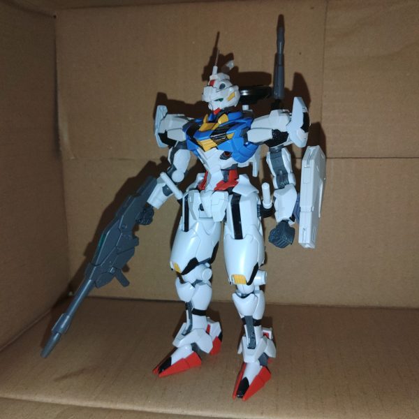 初投稿になります…画質は明後日の方向でお粗末ではございますが紹介していきます。機体制作の経緯としてペイルライダーが好きなので水星の世界のペイルライダーみたいな機体を作ってみようという感じで始まりました。エアリアル自体はほぼそのままで頭にレヴィニクスのヘッドパーツとランナーに針金を接着させたものを装着しています。肩と盾と足の１部はルブリス、バックパックとピストルはレヴィニクス、バックパックの黒い物（見えにくいですね…）は30mmのオプションパーツ、ビームライフルとビームキャノンはハインドリー・シュトルム、太もものビームサーベルはエールストライカーパック？を流用しております。個人的な設定としてはクワイエット・ゼロなどの一件の後、エアリアルのスペック、が明らかにされたことやオーバーライドの確認し、対GUNDの抜本的な対策を考える必要があると判断され、この機体が発明された。従来の方法ではジャミングによって機能を停止させる物だったがデータストームという｢大量な情報のフィードバック｣という事象に着目し、｢逆に情報を流して自壊を誘う｣という構想の元、エアリアルのスペックや他の会社の協力、更には強化人士の死体から得たデータを元に作られた。目玉はバックパックの円盤型の装置で、これを使用することによって様々な回線で情報を流して自壊を誘う事と広範囲の索敵を行う、また頭にはエアリアルの戦闘データや強化人士の死体の脳から取ったデータを使ってエリクトを擬似的に再現したAIを搭載し一定時間HADESやNT-Dのような状態になるという設定です。武装はビームライフル（ハインドリー社のものを高精度にしたもの）　　　　　　　シールド（ビームが打てたり一定時間であればIフィールドが出せる）　　　　ビームキャノン（高出力）　　　　　　　　　　　　　　ピストル型ランチャー（徹甲弾や榴弾などが打てる）　　　　　　　　　　　　　　　　　　　　ビームサーベル（通常のビームサーベルだか威力が可変出来る）とまぁこんな感じの妄想をしております。塗装したいけど金と場所が無いのでどうしようか悶々としております。完成品は……今年中にできたら良いなぁ程度です。ここまでお付き合い頂きありがとうございます。（2枚目）