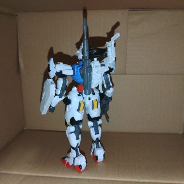 初投稿になります…画質は明後日の方向でお粗末ではございますが紹介していきます。機体制作の経緯としてペイルライダーが好きなので水星の世界のペイルライダーみたいな機体を作ってみようという感じで始まりました。エアリアル自体はほぼそのままで頭にレヴィニクスのヘッドパーツとランナーに針金を接着させたものを装着しています。肩と盾と足の１部はルブリス、バックパックとピストルはレヴィニクス、バックパックの黒い物（見えにくいですね…）は30mmのオプションパーツ、ビームライフルとビームキャノンはハインドリー・シュトルム、太もものビームサーベルはエールストライカーパック？を流用しております。個人的な設定としてはクワイエット・ゼロなどの一件の後、エアリアルのスペック、が明らかにされたことやオーバーライドの確認し、対GUNDの抜本的な対策を考える必要があると判断され、この機体が発明された。従来の方法ではジャミングによって機能を停止させる物だったがデータストームという｢大量な情報のフィードバック｣という事象に着目し、｢逆に情報を流して自壊を誘う｣という構想の元、エアリアルのスペックや他の会社の協力、更には強化人士の死体から得たデータを元に作られた。目玉はバックパックの円盤型の装置で、これを使用することによって様々な回線で情報を流して自壊を誘う事と広範囲の索敵を行う、また頭にはエアリアルの戦闘データや強化人士の死体の脳から取ったデータを使ってエリクトを擬似的に再現したAIを搭載し一定時間HADESやNT-Dのような状態になるという設定です。武装はビームライフル（ハインドリー社のものを高精度にしたもの）　　　　　　　シールド（ビームが打てたり一定時間であればIフィールドが出せる）　　　　ビームキャノン（高出力）　　　　　　　　　　　　　　ピストル型ランチャー（徹甲弾や榴弾などが打てる）　　　　　　　　　　　　　　　　　　　　ビームサーベル（通常のビームサーベルだか威力が可変出来る）とまぁこんな感じの妄想をしております。塗装したいけど金と場所が無いのでどうしようか悶々としております。完成品は……今年中にできたら良いなぁ程度です。ここまでお付き合い頂きありがとうございます。（3枚目）