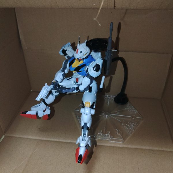 初投稿になります…画質は明後日の方向でお粗末ではございますが紹介していきます。機体制作の経緯としてペイルライダーが好きなので水星の世界のペイルライダーみたいな機体を作ってみようという感じで始まりました。エアリアル自体はほぼそのままで頭にレヴィニクスのヘッドパーツとランナーに針金を接着させたものを装着しています。肩と盾と足の１部はルブリス、バックパックとピストルはレヴィニクス、バックパックの黒い物（見えにくいですね…）は30mmのオプションパーツ、ビームライフルとビームキャノンはハインドリー・シュトルム、太もものビームサーベルはエールストライカーパック？を流用しております。個人的な設定としてはクワイエット・ゼロなどの一件の後、エアリアルのスペック、が明らかにされたことやオーバーライドの確認し、対GUNDの抜本的な対策を考える必要があると判断され、この機体が発明された。従来の方法ではジャミングによって機能を停止させる物だったがデータストームという｢大量な情報のフィードバック｣という事象に着目し、｢逆に情報を流して自壊を誘う｣という構想の元、エアリアルのスペックや他の会社の協力、更には強化人士の死体から得たデータを元に作られた。目玉はバックパックの円盤型の装置で、これを使用することによって様々な回線で情報を流して自壊を誘う事と広範囲の索敵を行う、また頭にはエアリアルの戦闘データや強化人士の死体の脳から取ったデータを使ってエリクトを擬似的に再現したAIを搭載し一定時間HADESやNT-Dのような状態になるという設定です。武装はビームライフル（ハインドリー社のものを高精度にしたもの）　　　　　　　シールド（ビームが打てたり一定時間であればIフィールドが出せる）　　　　ビームキャノン（高出力）　　　　　　　　　　　　　　ピストル型ランチャー（徹甲弾や榴弾などが打てる）　　　　　　　　　　　　　　　　　　　　ビームサーベル（通常のビームサーベルだか威力が可変出来る）とまぁこんな感じの妄想をしております。塗装したいけど金と場所が無いのでどうしようか悶々としております。完成品は……今年中にできたら良いなぁ程度です。ここまでお付き合い頂きありがとうございます。（5枚目）