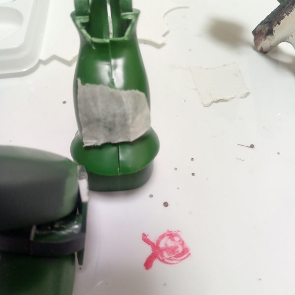 もともと構造も簡潔なので切り刻むのも楽だし気分的な抵抗も余りなく気楽にできます(笑)今回はポーズ固定でと考えているのでとにかく気に入ったポーズ作れるまで切り刻んでみたいと思います。（2枚目）