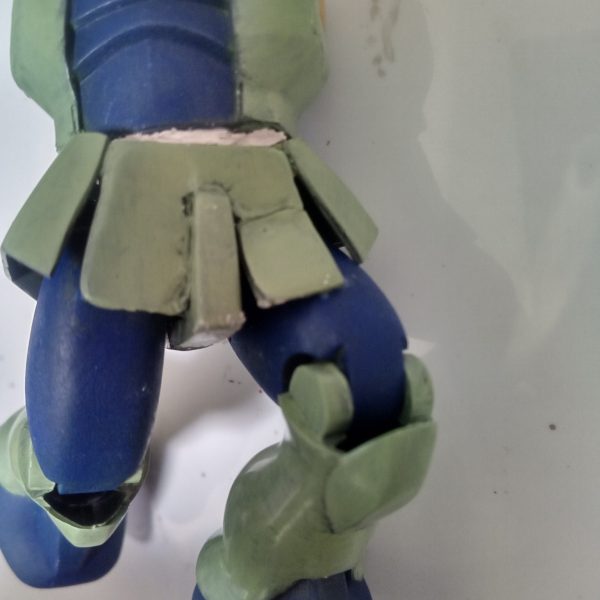 作業中ちょっと力を入れたら左腕が盛っていたパテごとぽっきりいってしまいました(zaku-kao4)普段使ってるパテがもう時期なくなりそうで、代わりに100均でお試しで買ったパテを盛ってたんですがそれが良くなかったみたいですね。勉強になりました(zaku-kao9)腕が折れたついでに胴体も力技でくっつけてしまいました。後ろ姿がとんでもないことになりましたが、このままだと完成が見えないのでもう見えるところだけ頑張ろうかなと思います(笑)（2枚目）