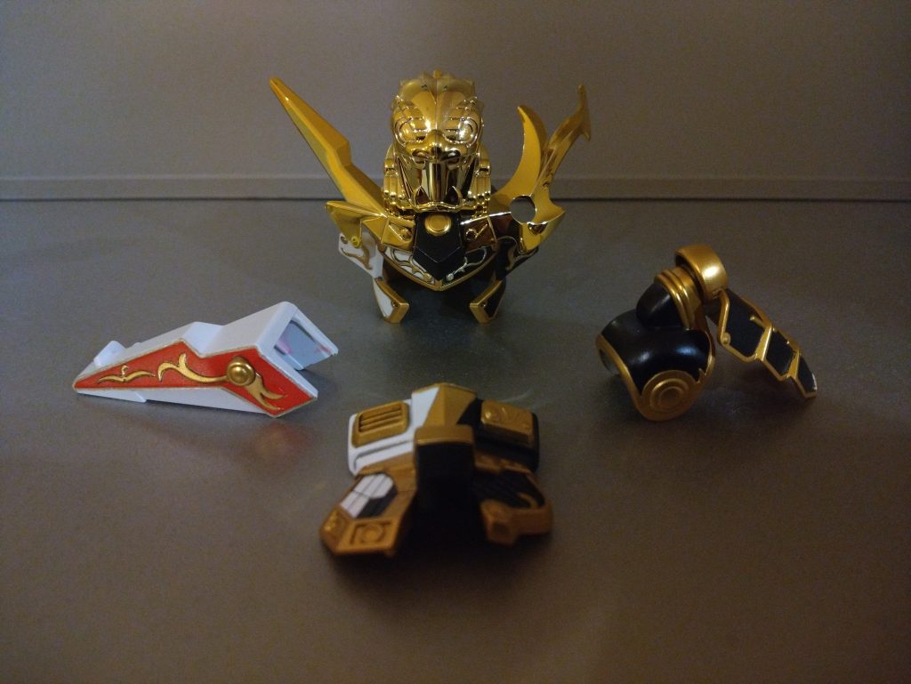 鎧です。何時もの事ですがマスキング地獄でしたね鎧は3回マスキングして肩は2回で大変でしたが概ね成功しました!