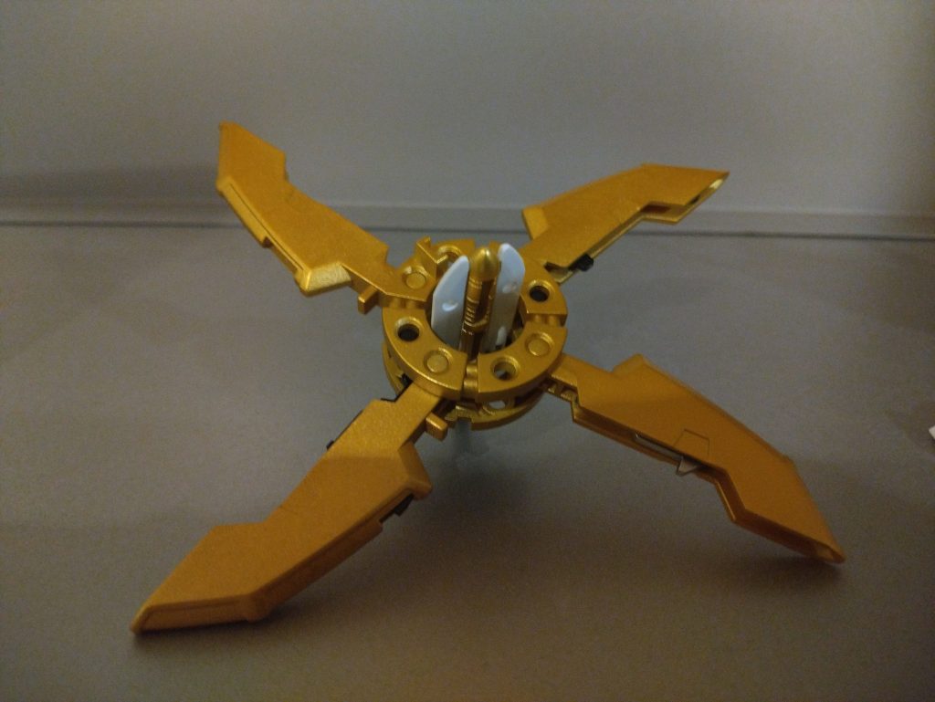 手裏剣は見本だと黄色なんですが、味気ないのでシルバー吹いてスターブライトゴールドを上から吹いてます。最近のお気に入りの、重ね吹きです(gundam-kao8)