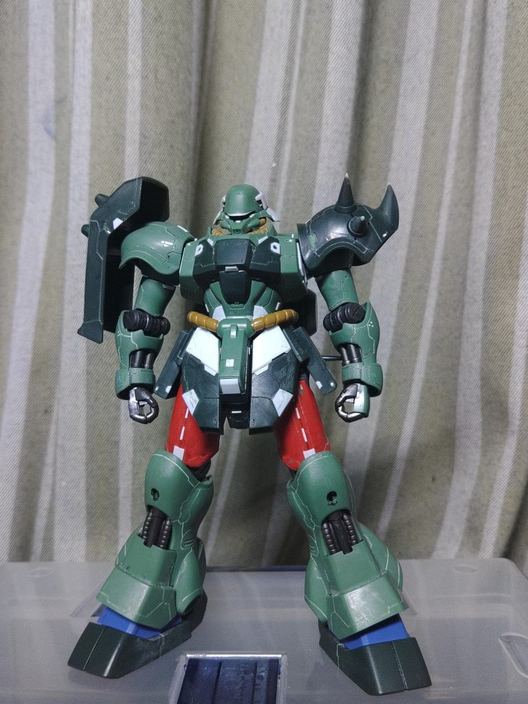 太ももはHGサザビーと交換個人的にはこちらの方が丁度良い太さ