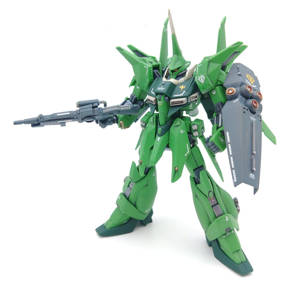 今までと同じように成型色仕上げなのですが、前作のマラサイ同様にヘアアイロンでランナーからカラープラ板を作って改造しています。そんなわけでカラープラ板を使って量産型のバウを作っていくのですが、量産型としてのテイストを強く出すために、ワンオフ的な癖のあるエンブレムなどは極力削り落として製作しています。