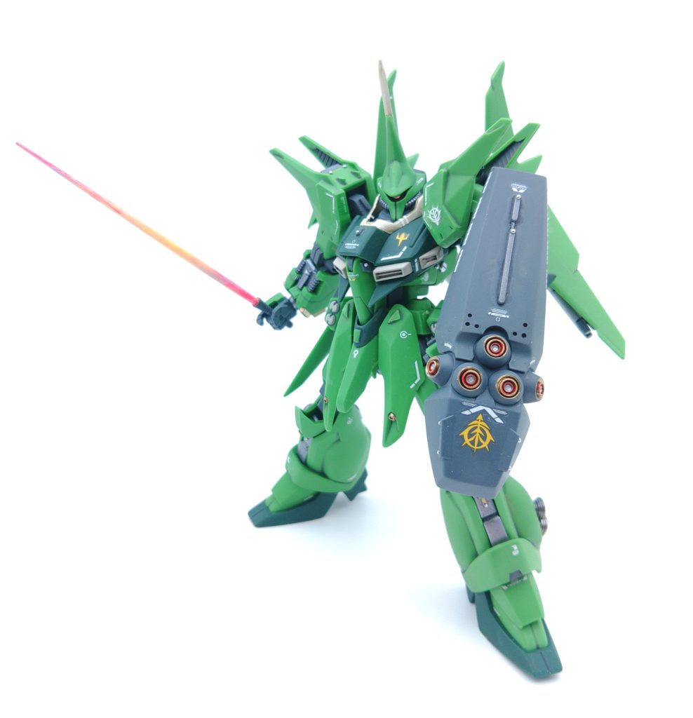 サーベルも黄色の整形色を活かしています。ビーム刃の上下にバイオレットを荒く塗って、その上から蛍光ピンクをバイオレットを残して塗りつつ、艶消しコートで筆目を消す→艶消し白でウォッシングという感じです。