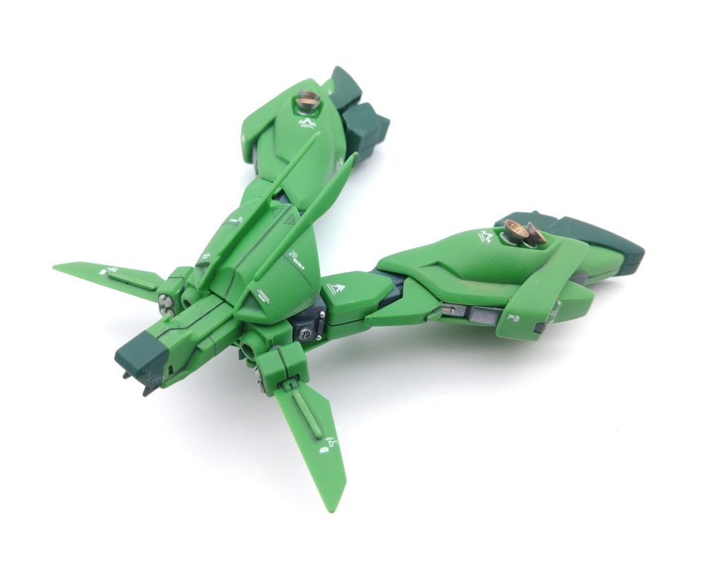 バウとしての合体変形を活かしつつ、改造点は以下です。 ・頭部トサカと動力パイプをアトハメ加工しつつ、モノアイ部を削りこんでパイプ状パーツを組み込んで可動モノアイにしています。 ・胸部変形の要なので肩内部を削りこんで肩を後ろにスイングできるように改造、これによってややイカリ肩にできます。肩を基部パーツをグレーのカラープラ板で大型化エリパーツが折れてしまったので、折れた所はカラーマスキングテープを貼って隠蔽 ・腕部肩アーマー前面の装甲の内側にカラープラ板を貼って大型化握り手は微妙な形状なので、親指、手のひら、他の指パーツに3分割してバランス調整して再接着シールド側がつく方の下腕にネオジム磁石を埋め込んで、シールドを脱着式にする。 ・腰部サイドアーマー基部のミサイルポッドを切り離して真鍮線で接続、これにより変形時にミサイルポッドが前方を向くようにできます。リアアーマーが垂直になりすぎているので、角度を上げて取り付け+できた隙間はカラープラ板で延長して自然な形状に変更腰中央のパーツはやや角度を起こして接着  ・脚部足首の肉抜き穴をカラープラ板を貼って埋めつつ、接続のボールジョイントを角度変えて再接着して接地性を向上させるヒザアーマーは上部にカラープラ板を貼って延長 ・バックパック中央のパーツのバーニア接続パーツを削りこんで、左右のパーツをハの字に+やや上に付くように接続 あとは市販のパーツやデカールを貼り付けつつ、エッジ部分などを研ぎ直して微調整しています。