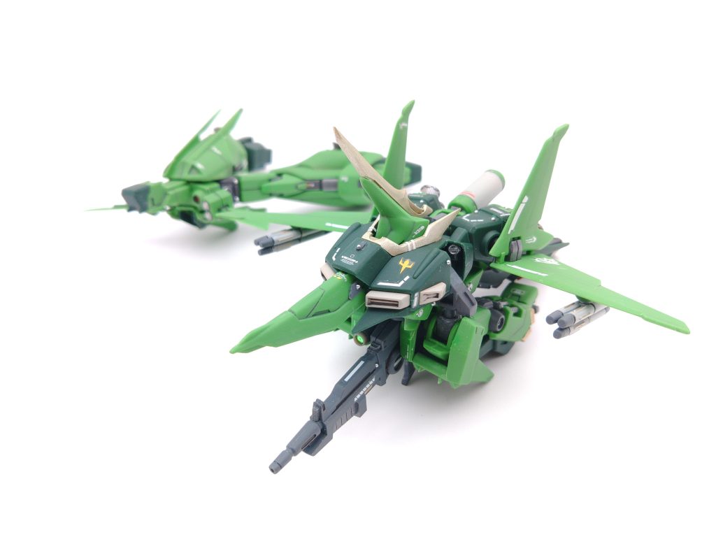 HGUCのバウのキットはグレミー機でしたが発売直後に簡単フィニッシュで作ろうとして、艶消しを噴いて挫折しておりました。現在では、アトハメ加工の知識や良いツール、サポートグッズなどのおかげで無事リベンジ完了となりました。そんなに分離変形して遊ぶわけではないのですが、塗膜の強度をあまり気にせず分離できるのが成型色仕上げの強みだなと思いつつグレミー機も作ってみたいところですが、入手がなかなか困難です。次は手持ちのHGUCのダブルゼータなど作ってみたいですね。  製作途中はこちら↓カラープラ板の作り方も書いていますhttps://x.com/monobya/status/1989561200779338160?t=cd8KlbYxYAoMn_Sk3k08Og&s=19こちらのマラサイもカラープラ板を使って製作しています↓マラサイ｜モノビャさんのガンプラ作品｜GUNSTA（ガンスタ） https://share.google/i01OlrKgkggAF7XLH