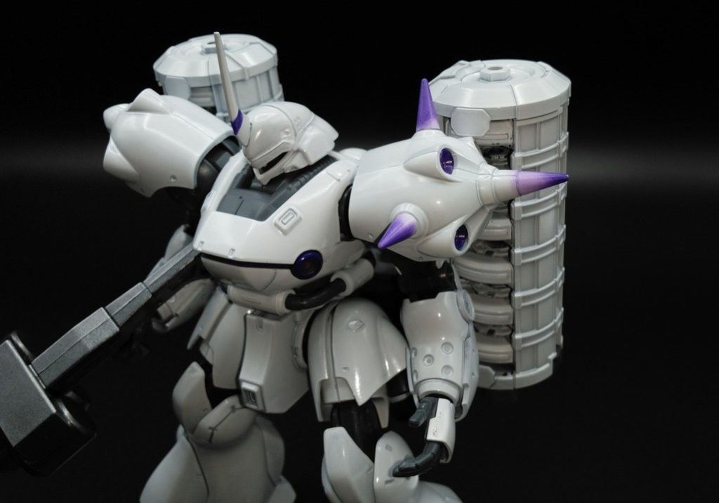 左肩部スパイクはグラデーションっぽくなるようにしてみました。最初にMSパープルを噴き、パープルを重ねています。マスキングテープを緩く巻き付けて行う方法で塗ったのですが、それっぽくなって良かったです。