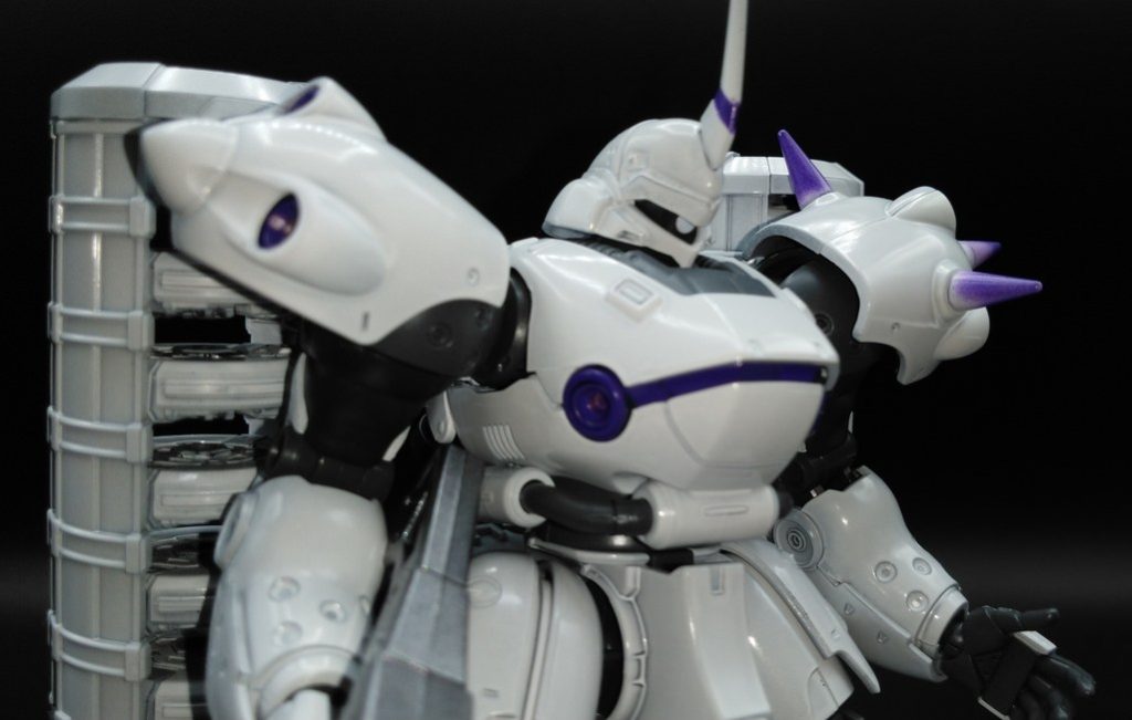 頭部アップ。モノアイはケンプファー付属のシールを水色に変更して貼り付け。ここからは設定といくつかポージングを。「ケンプファー:M²」ケンプファーを基にしたカスタム機。中、遠距離戦を主体とした戦法を得意とする。パイロット兼ビルダーは女性。口数が少なく、非常に大人しい性格だが、淡々とバトルをこなすその無慈悲なほど正確な攻撃から他ファイターからは恐れられている。