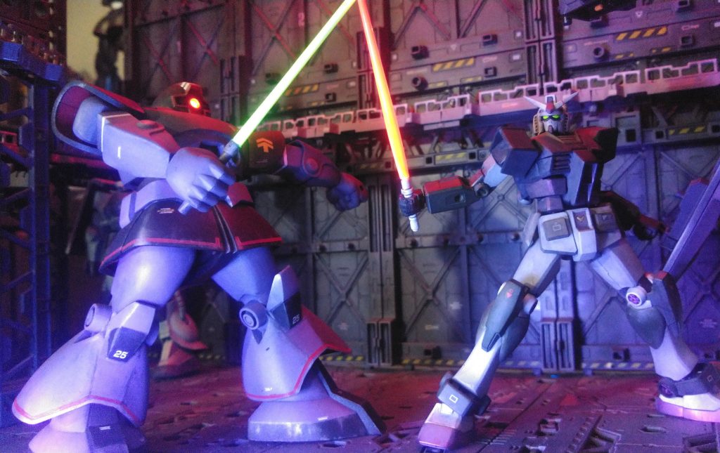 ドムのモノアイはLED、ガンダムのメインカメラと両サーベルは蛍光塗料で光らせています。なんかスター・ウォーズっぽくなりました。