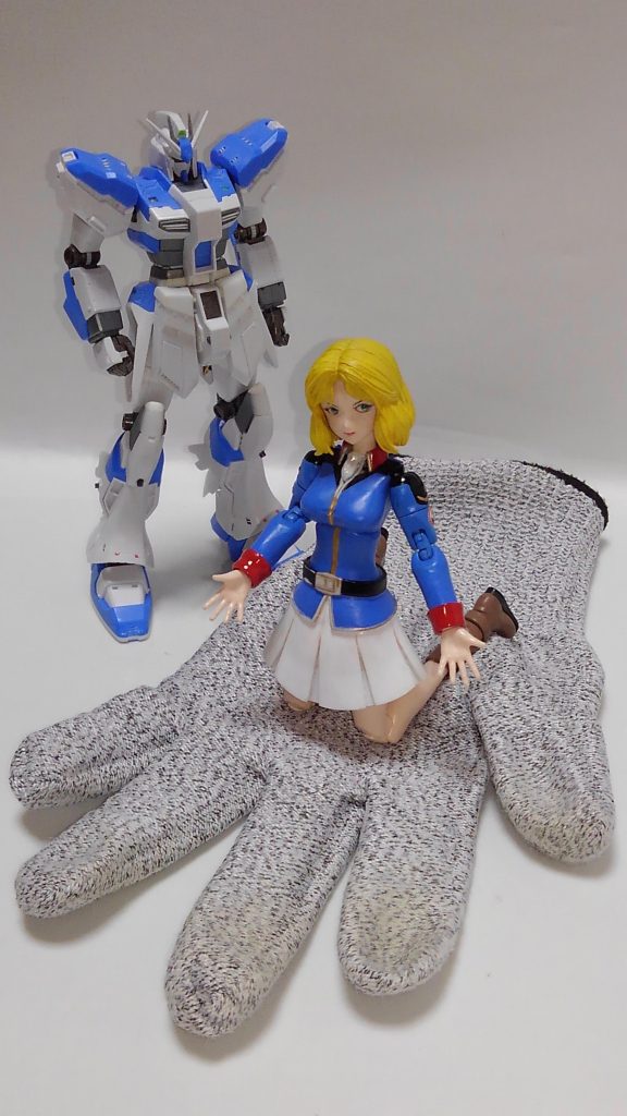 まず道具からご紹介。私の最も重要なアイテムです。100均セリアで売っている防刃手袋になります。片手のみ(一枚)で売っています。パーツを持つ方の手に装着します。パーツを持ちづらかったり、つけるのがめんどくさかったりしますが、デザインナイフを使う際は私は絶対に装着します。怪我が防げるという単純な理由が第一ではありますが、力を入れた作業も安心して行えますのでデザインナイフでの作業がとても捗ります。ガチモデラーの方はバイスで固定とかされてるでしょうから不要かもですが、デザインナイフを使い始めた、これから使いたいという方にはお勧めしたいですね。安いですしw