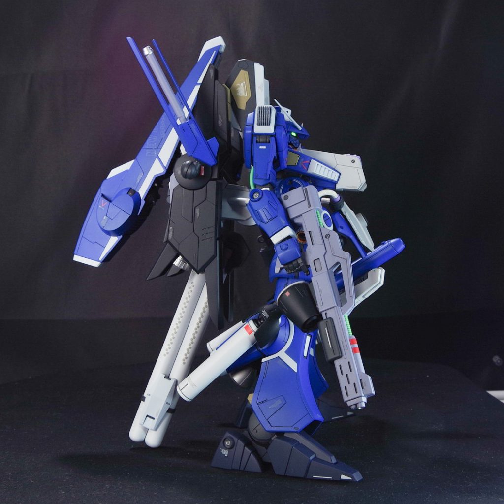 前後に長いシルエットと脚部のラインにこだわりました。当時のMS大型化を意識しました。