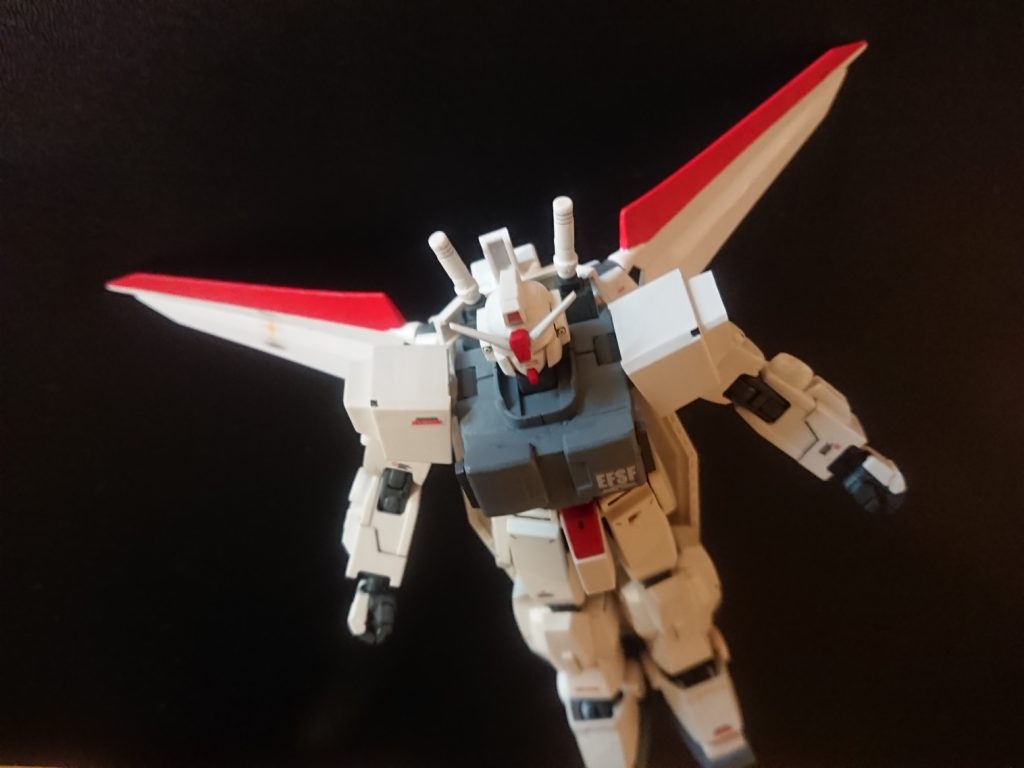 コクピット部とシールドをパージすればグライダー状態で飛行できます。脚部は固定。