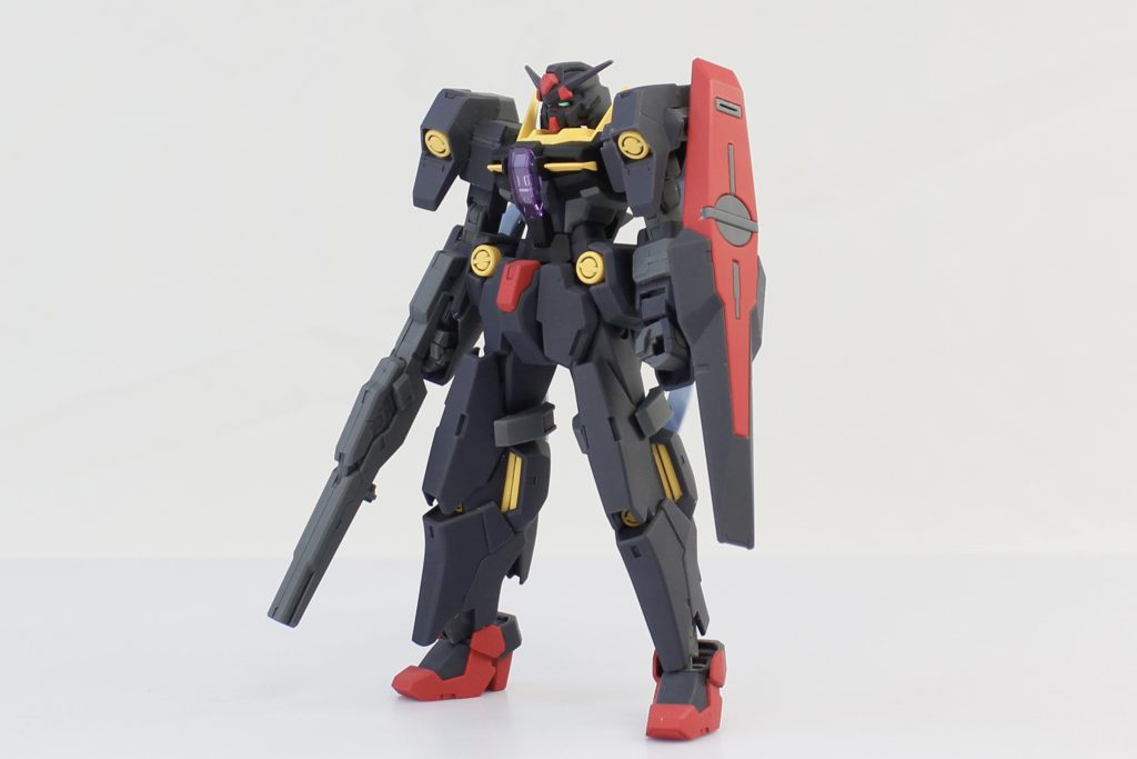 HGのガンダムプルトーネが発売されてから約5年が経ち、ようやくそのカラーバリエーションであるガンダムプルトーネブラックが発売されました。ほぼ全体が黒一色のため、墨入れの工程はほとんど不要で、あっという間に完成しました。しかし、完成後しばらく放置していたため、撮影時につや消しトップコートのホコリを拭こうとした際に、誤って絵画用のシンナーで拭いてしまい、つや消しトップコートが溶けてしまうという失敗がありました。仕方なく、急いでつや消しトップコートを吹き直しました。