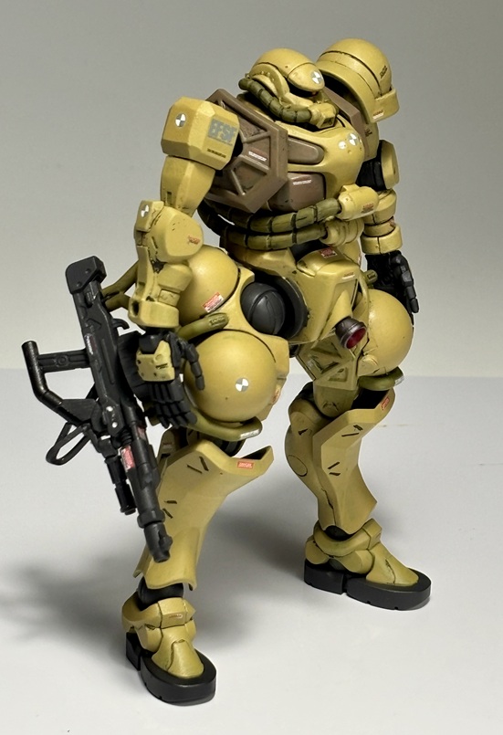 右肩はシールドやマウントパーツをオミット。連邦鹵獲機というこでEFSFデカールを貼ってみました。ジークアクス公式サイトのメカページのように、左手も平手にしたかったので、余剰していた軍警ザクの右手を加工してそれっぽく。